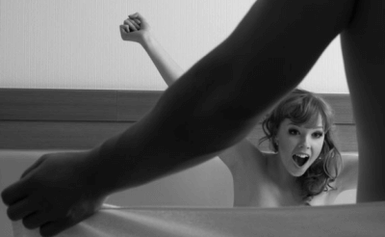 La femme est surpris par le membre du membre du membre avec l'aide de boissons gazeuses.