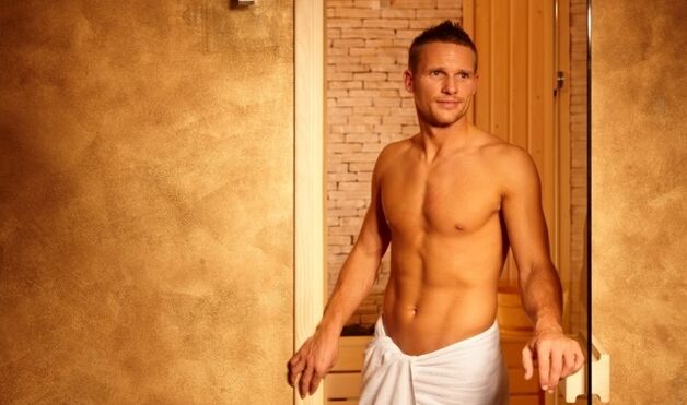 homme dans les bains publics avant l'agrandissement du pénis