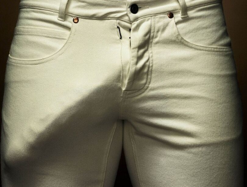 pénis agrandi dans un pantalon