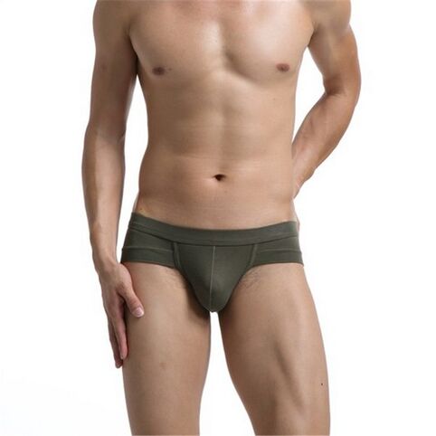 homme avec un pénis agrandi