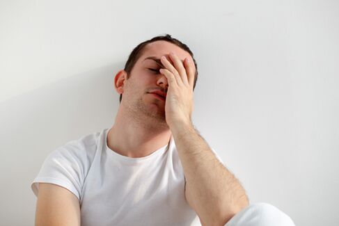 un homme est contrarié par son petit pénis, comment l'agrandir avec du soda