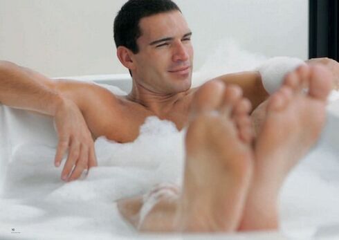 un homme se baigne avec du bicarbonate de soude pour agrandir son pénis