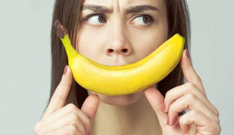 Banana Girl imite l'agrandissement du pénis avec un massage