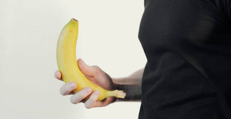 Massage pour agrandir le pénis avec l'exemple d'une banane. 